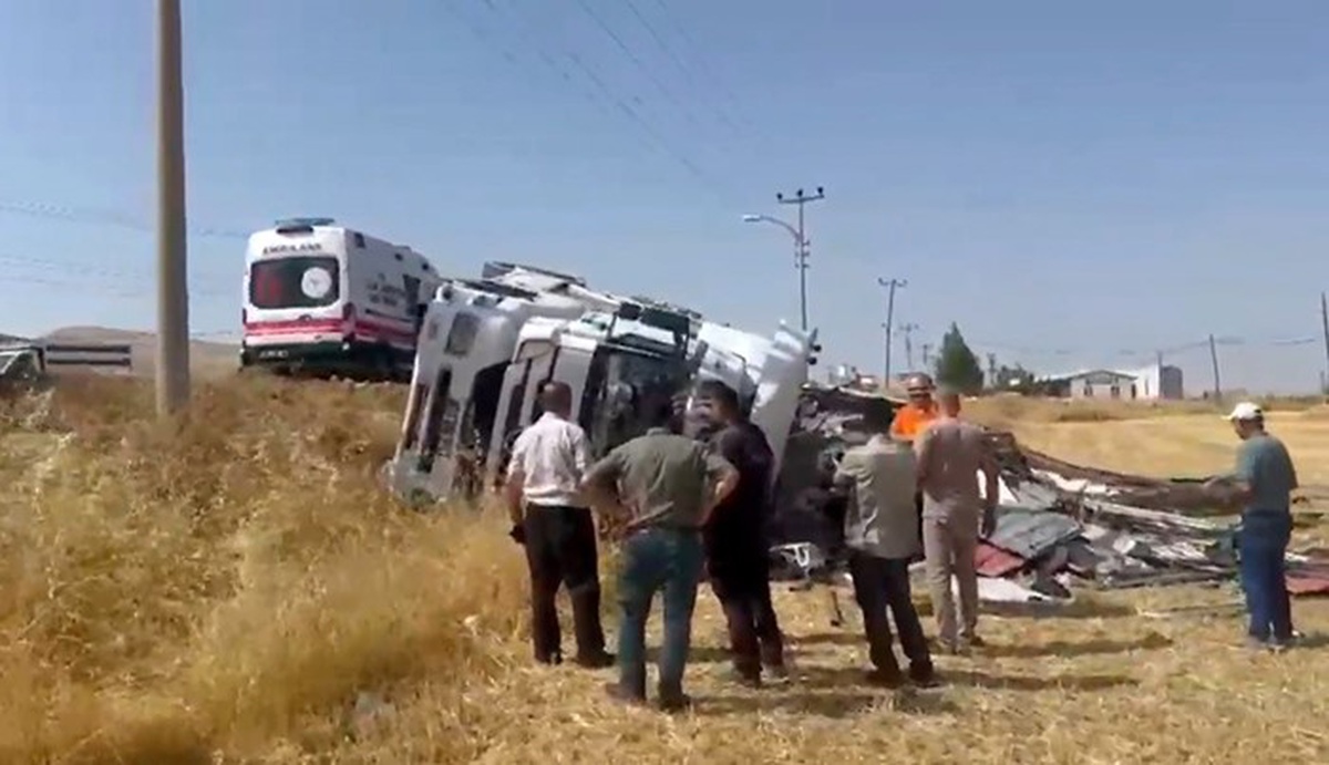 Elazığ’da kamyon yat yattı:Faciadan dönüldü