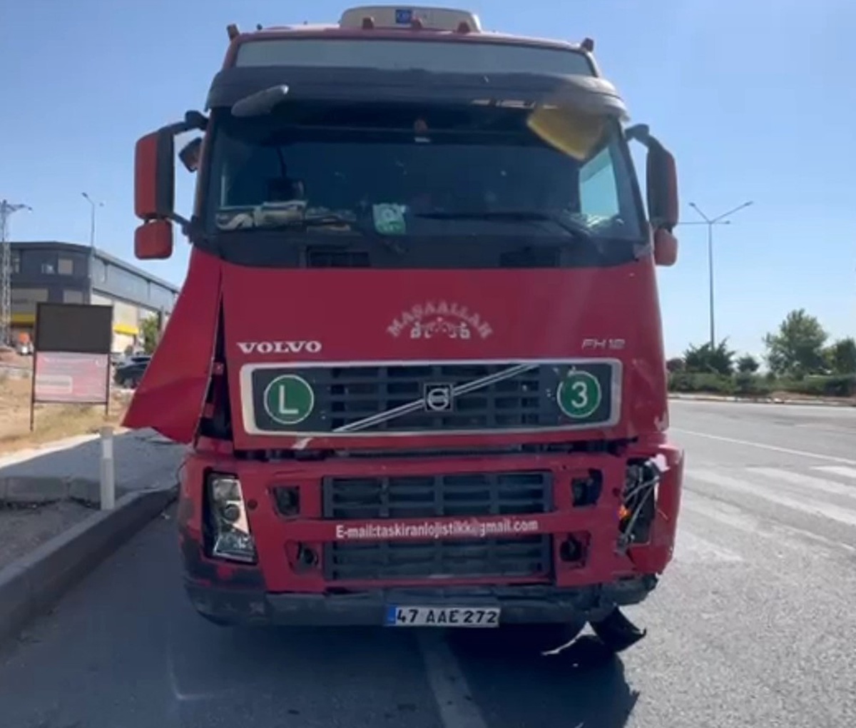 Elazığ\'da Tır-Otomobil Çarpışması: 4 Yaralı