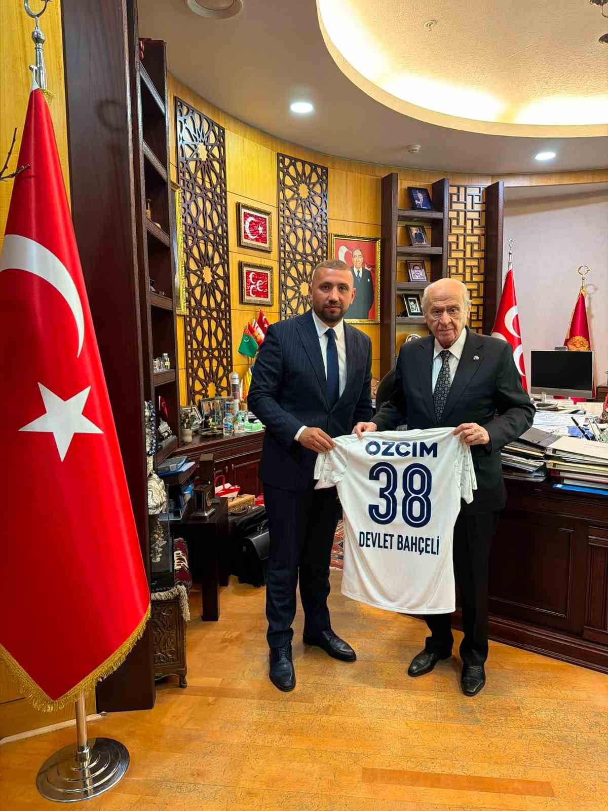 Erciyes 38 FK\'dan Bahçeli\'ye Hediye