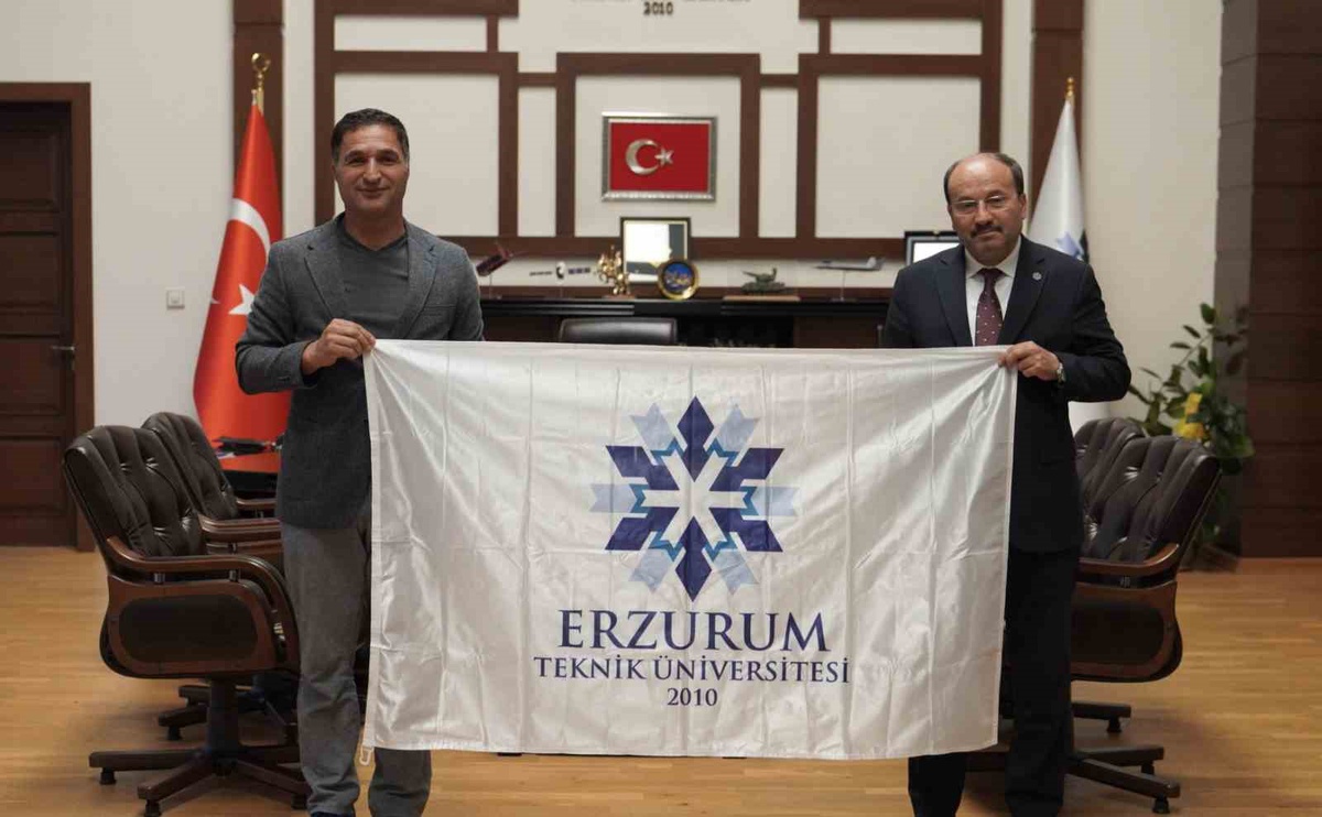 ETÜ Bayrağı Ağrı Dağı\'nda Dalgalandı