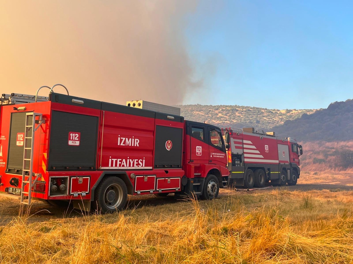 Foça\'daki yangında kritik noktalar için alarm: İzmir İtfaiyesi seferber oldu