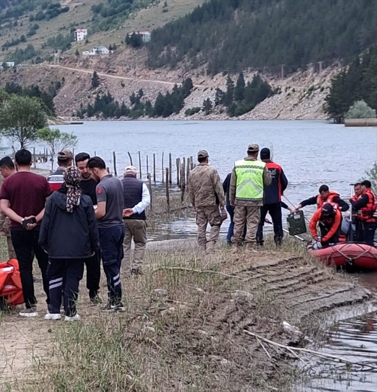 Gümüşhane\'de Pikap Baraj Göletine Devrildi, Sürücü Hayatını Kaybetti