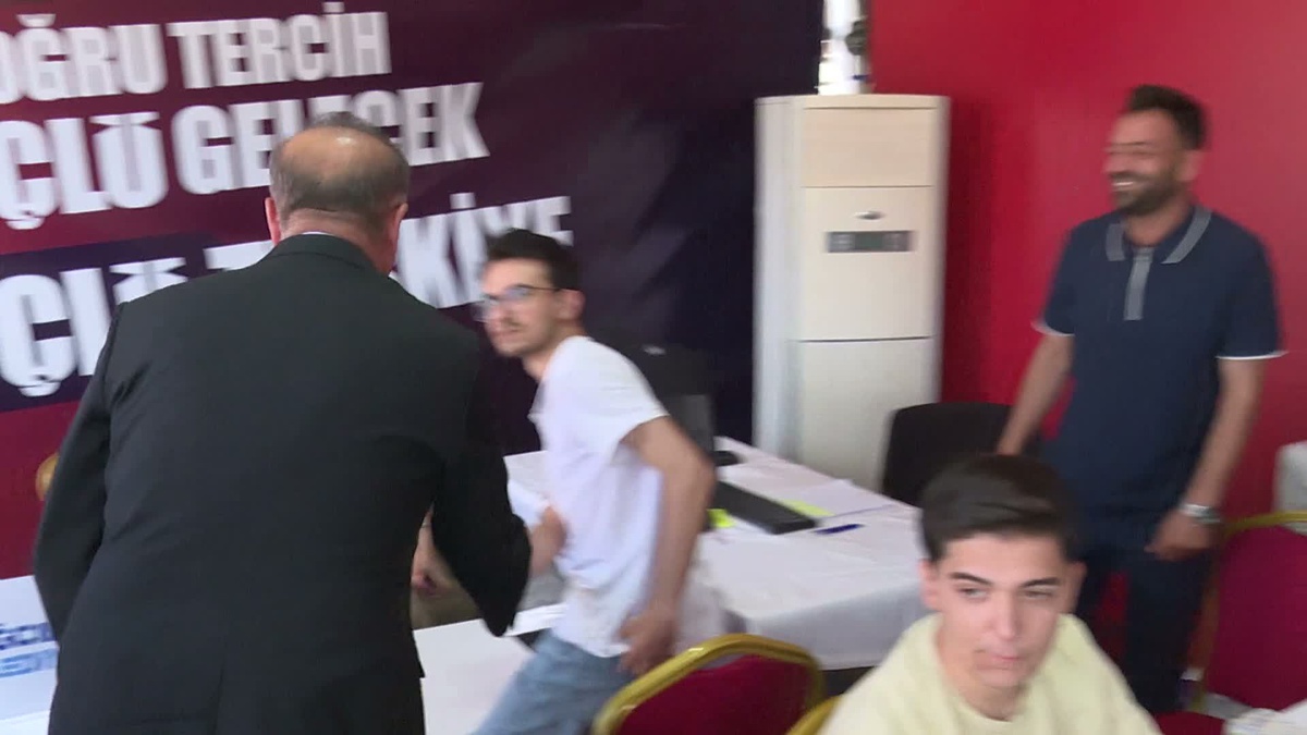 İBB Üniversite Tercih Dayanışma ve Rehberlik Merkezi\'ni ziyaret eden İBB Başkanvekili Nuri Aslan: Hiçbir genç yurt dışına gitmeyi tercih etmesin