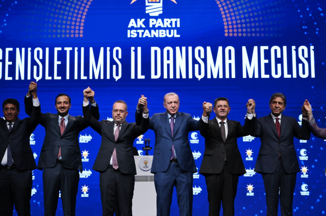 İstanbul'da üç ilçe belediye başkanı AK Parti'ye geçti