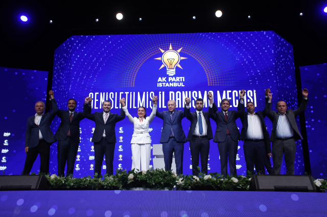İstanbul'da üç ilçe belediye başkanı AK Parti'ye geçti