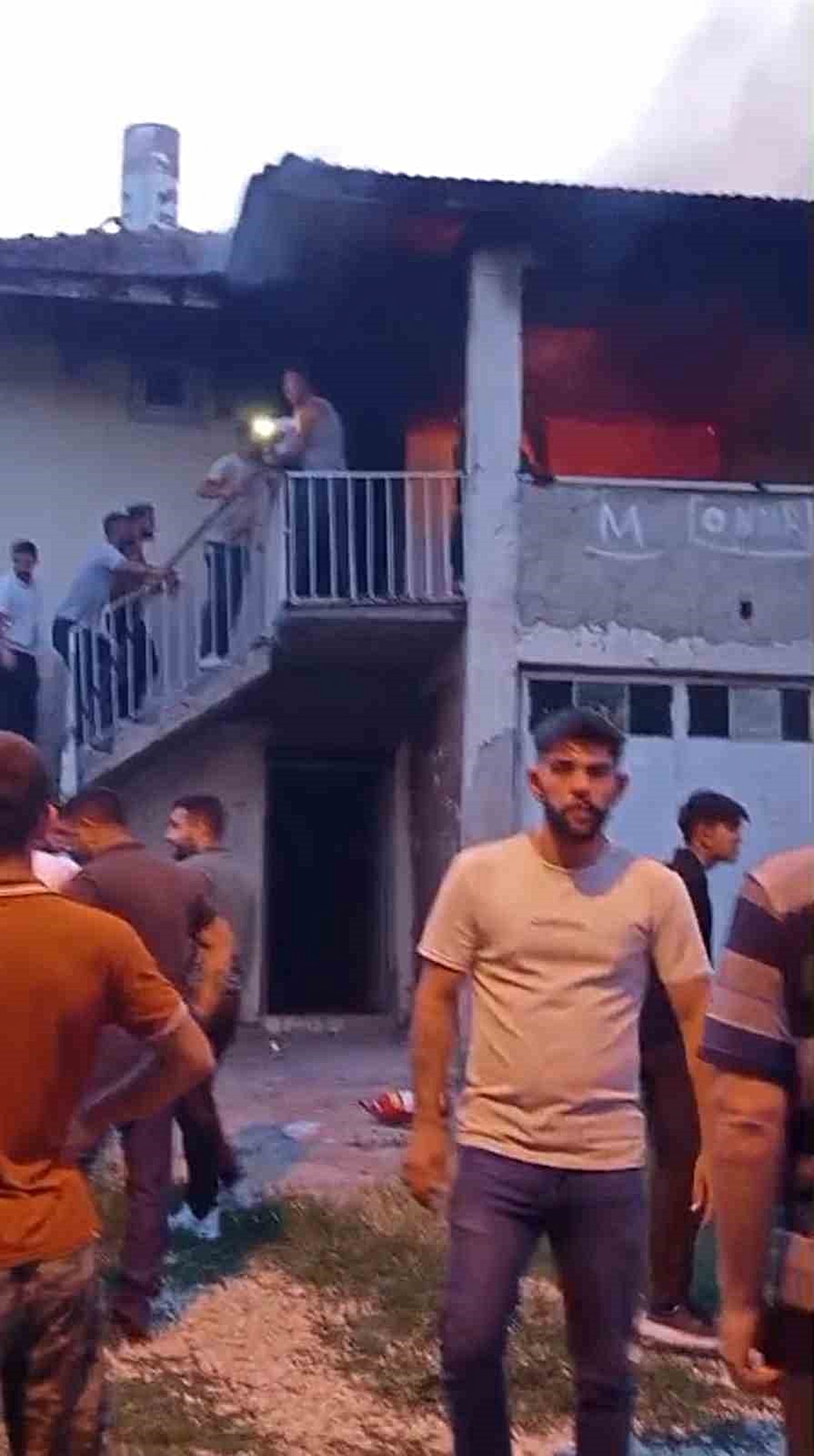 Karabük\'te Yangın: Üst Kat Alev Alev