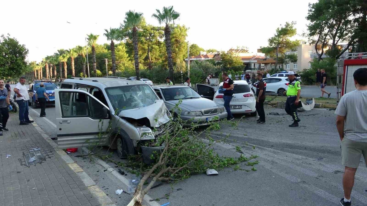 Manavgat\'ta Trafik Kazası: 4 Yaralı