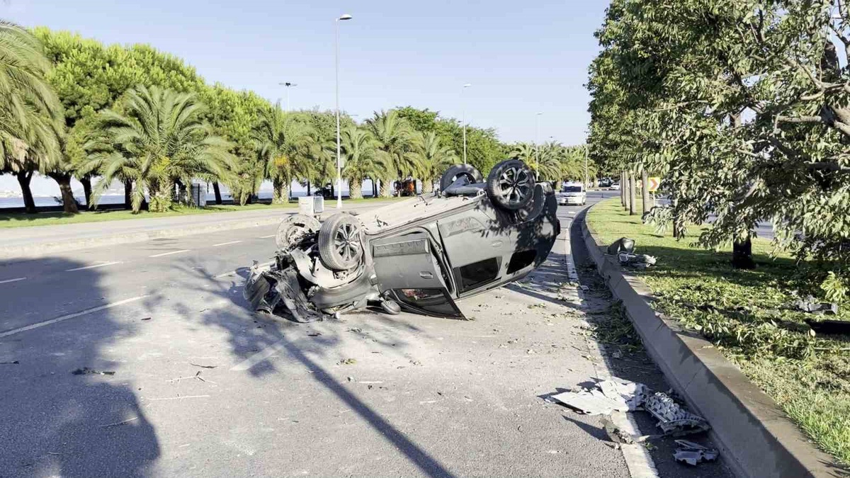 Kartal\'da Takla Atan Araçta Sürücü Yaralandı
