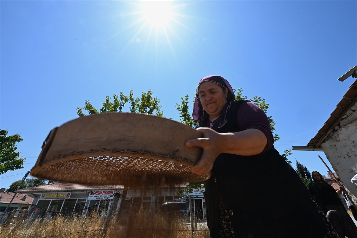 Kayseri\'de Kadınlardan Geleneksel Tandır Üretimi