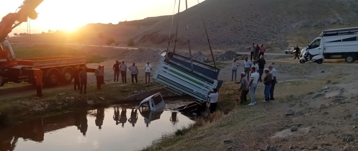 Erzincan\'da Kamyonet Su Kanalına Düştü