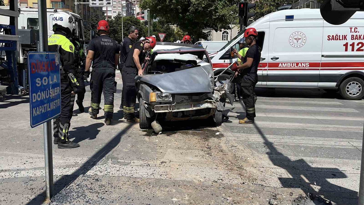 Konya\'da Otomobil Yaya ve Direğe Çarptı