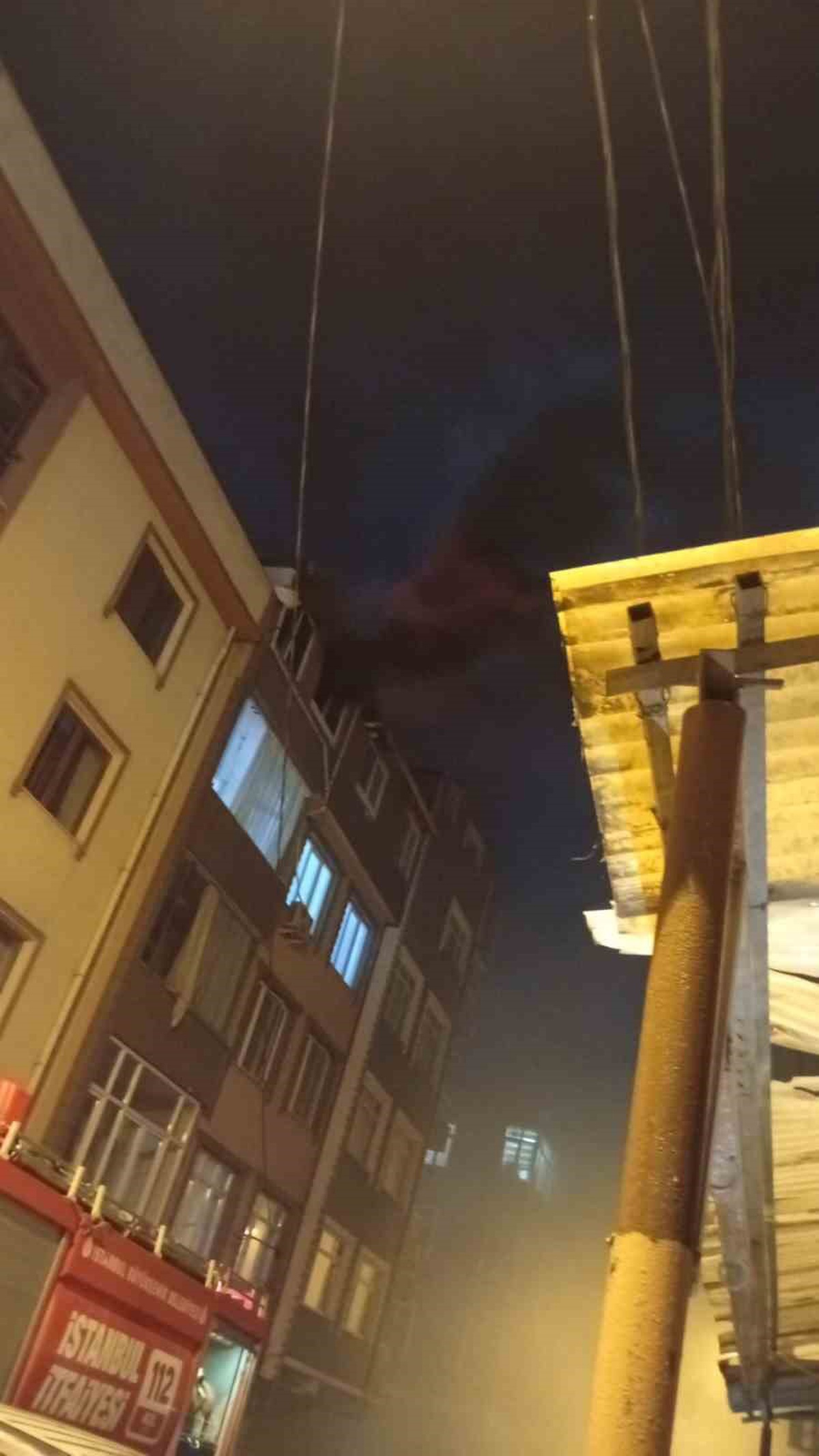 Küçükçekmece\'de Çatı Yangını: 1 Yaralı