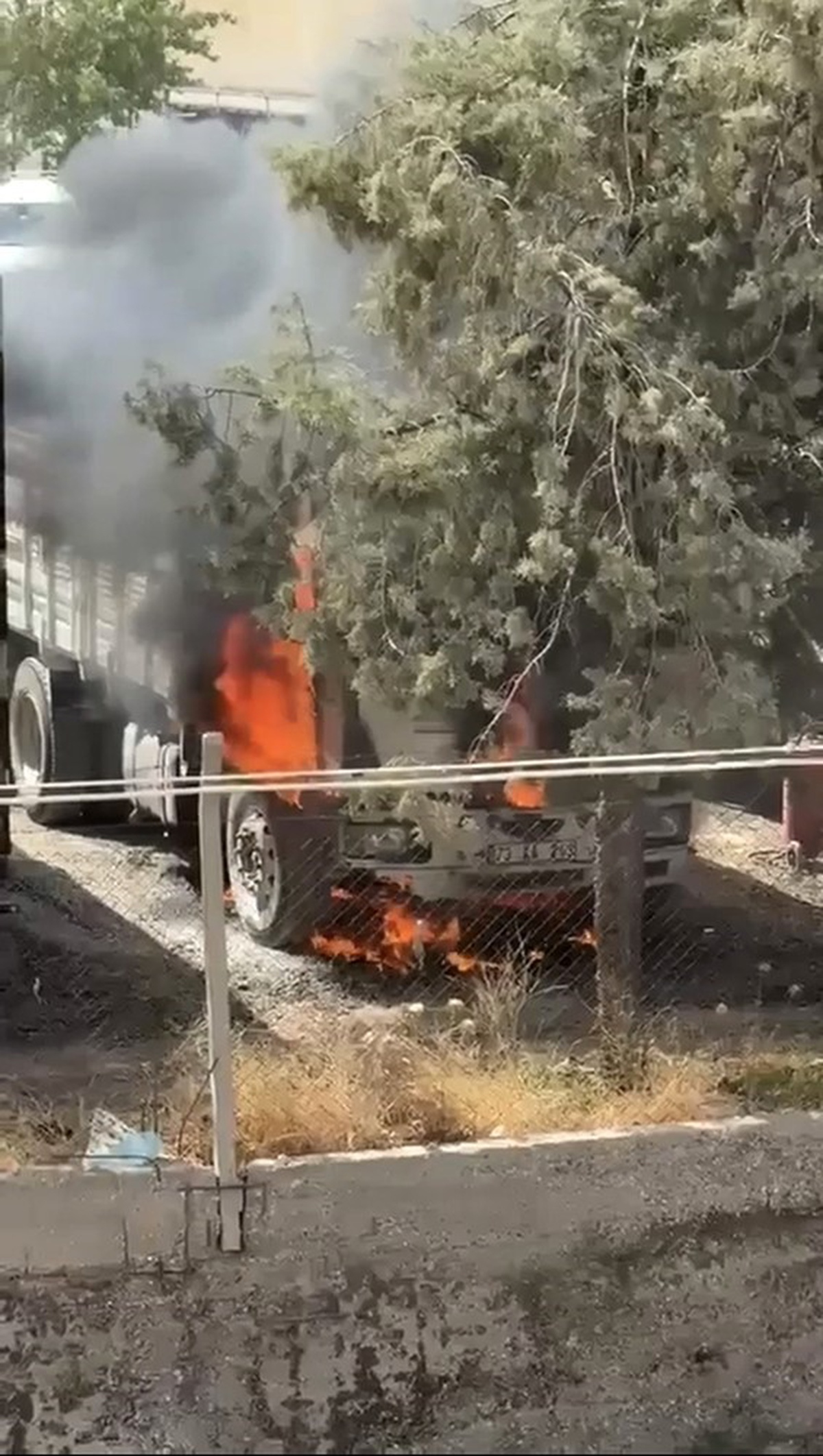 Nusaybin\'de Yangın: Kamyon Kül Oldu