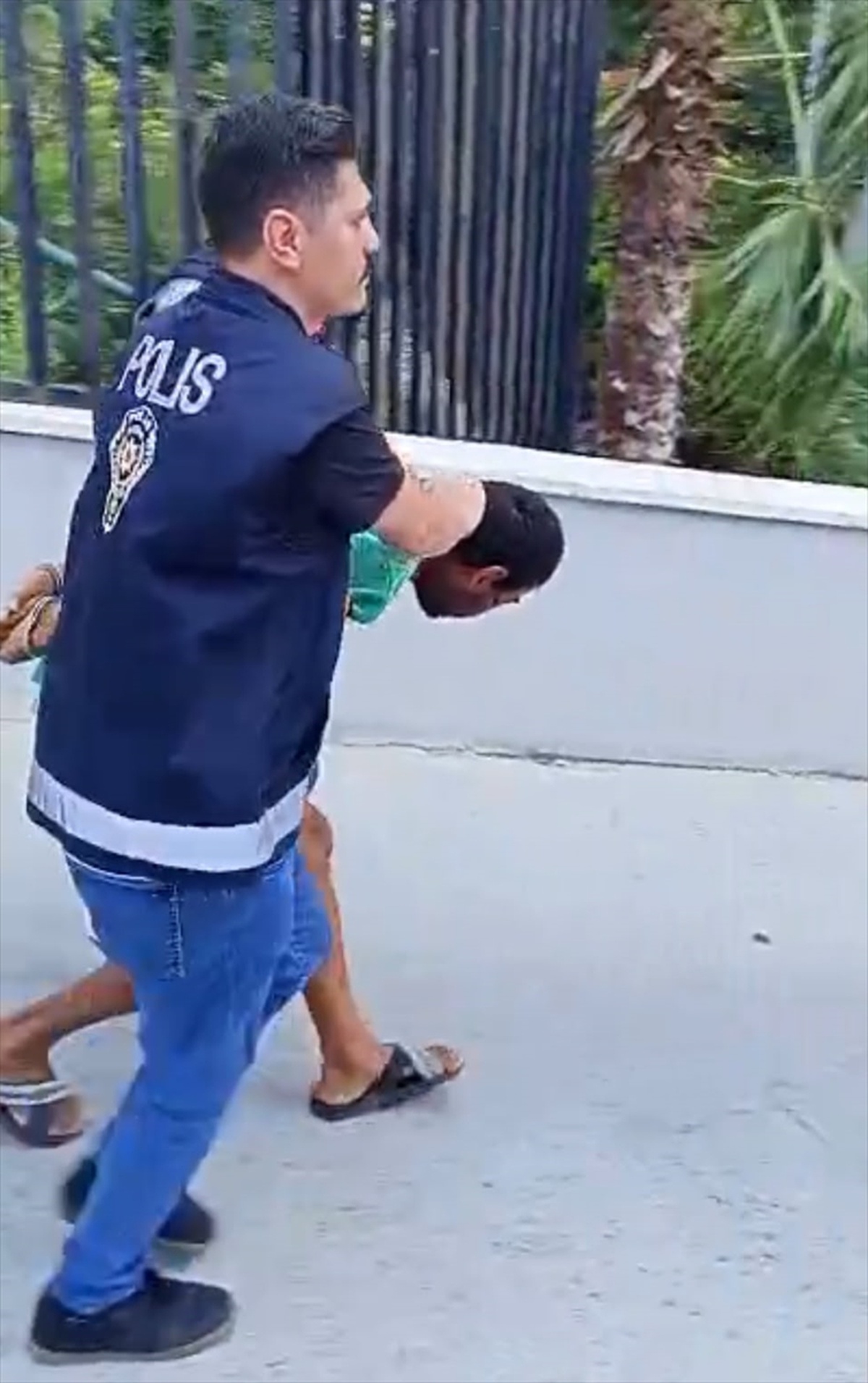 Mersin\'de Çocuğa Şiddet Uygulayan Zanlı Adliyeye Sevk Edildi