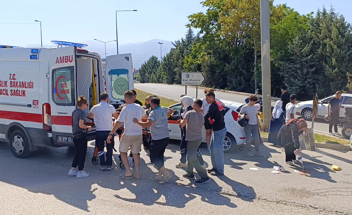 İnegöl\'de Motosiklet Kazası: Sürücü Ağır Yaralandı