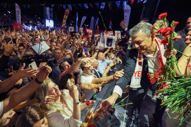 Özel’den AK Parti’ye geçen başkanlara sert sözler: Onlar teslim olmadı