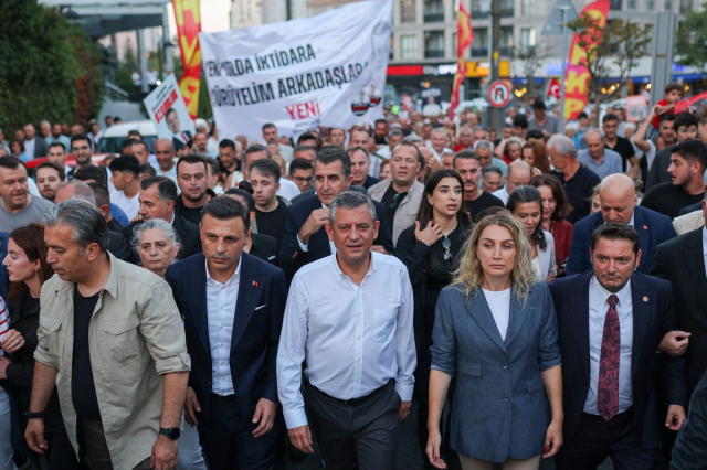 Özel’den AK Parti’ye geçen başkanlara sert sözler: Onlar teslim olmadı