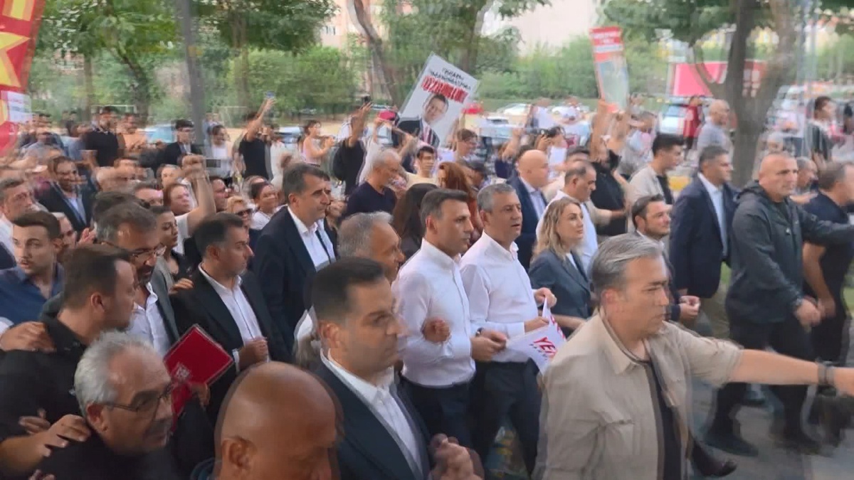 Özgür Özel, İmamoğlu\'nun Tutuklanmasının 500. Gününde Yürüyüşte