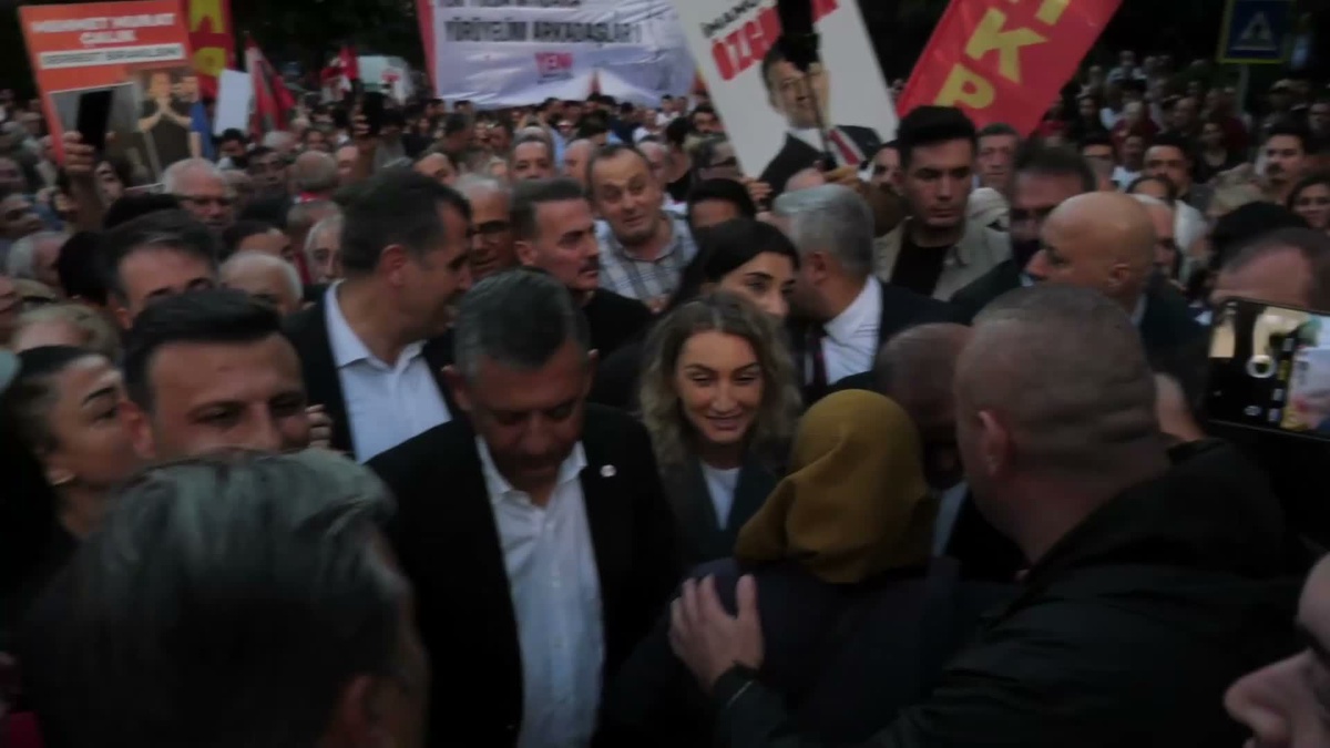 Özgür Özel, tutuklu belediye başkanları için Beylikdüzü\'nde düzenlenen yürüyüşte konuştu: Bugün buradaki kitlesel katılım, milletin yarınlarını hep birlikte kurtarma ümidine verilen destektir
