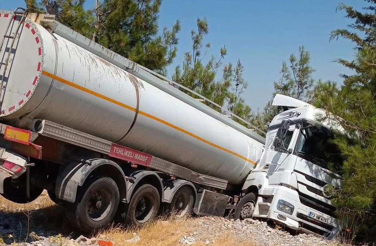 Nurdağı\'nda Tanker Devrildi: Şoför Yaralandı