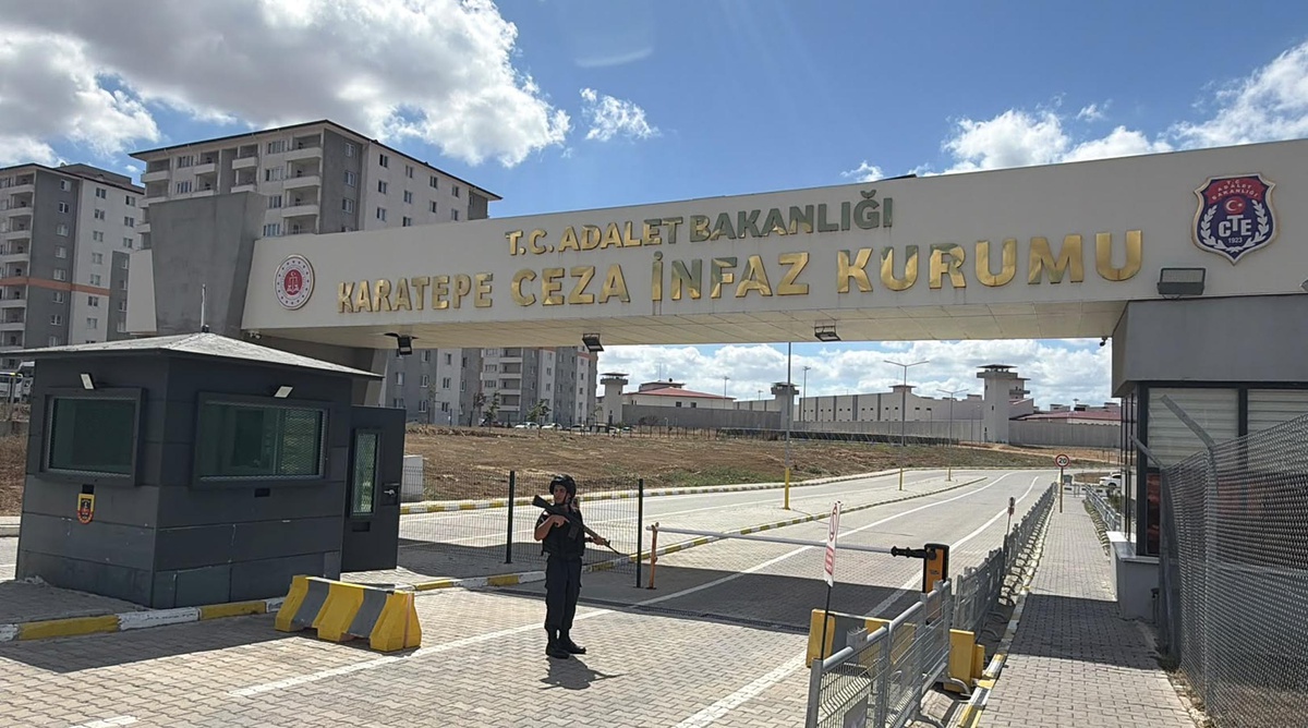 Sinem Dedetaş ve Cem Küçük Tutuklandı