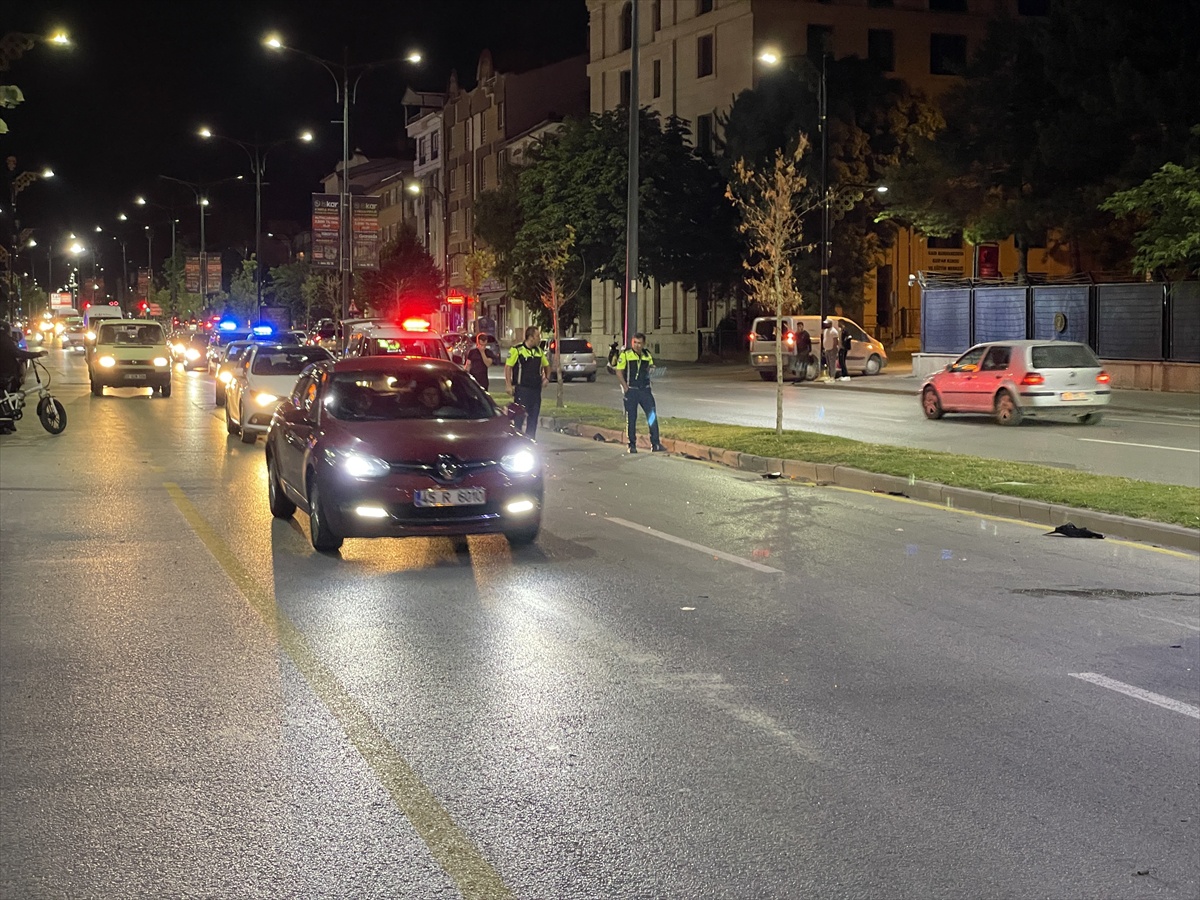 Sivas\'ta Motosiklet ve Elektrikli Bisiklet Çarpıştı