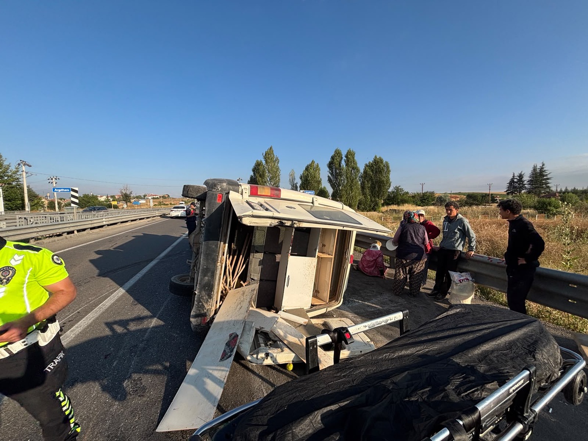 Ilgın\'da Tarım İşçilerini Taşıyan Minibüs Devrildi