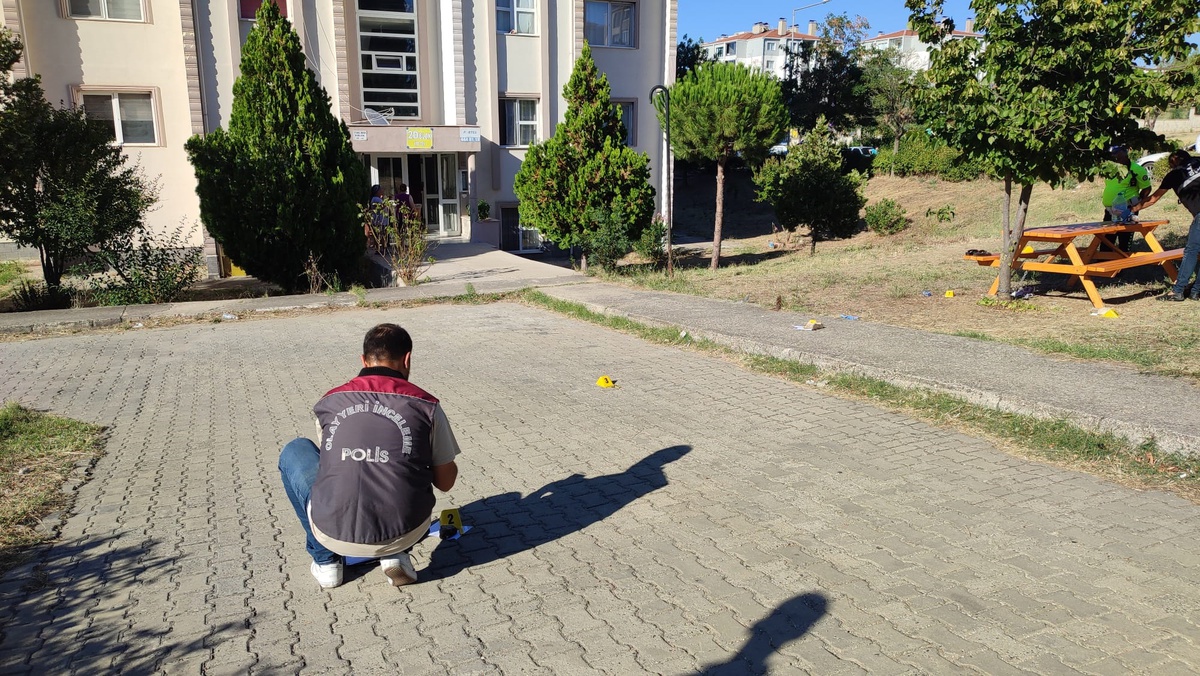 Emekli Polis, Komşusunu Tabancayla Yaraladı