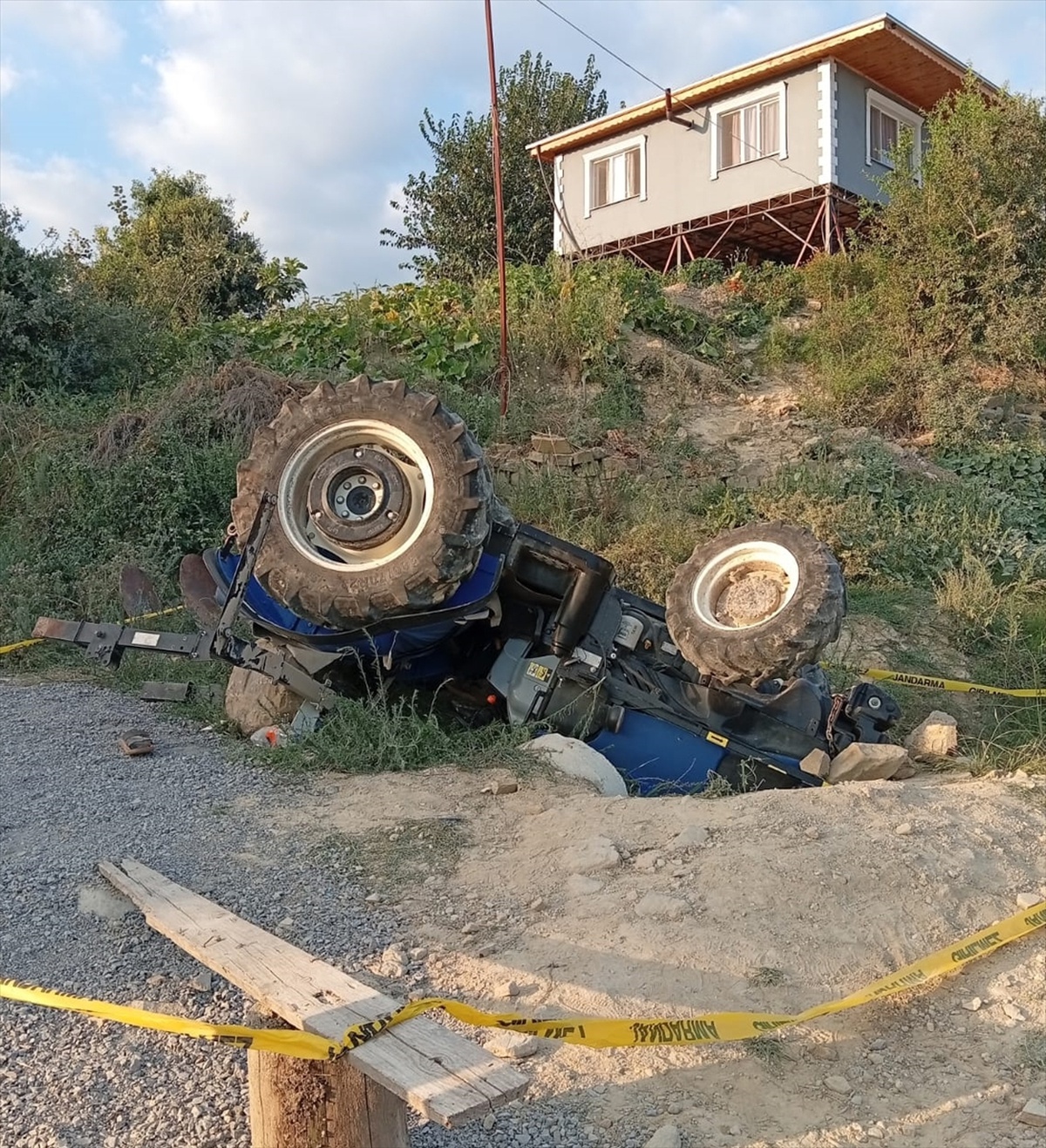 Traktör Devrildi, Muhtar Hayatını Kaybetti