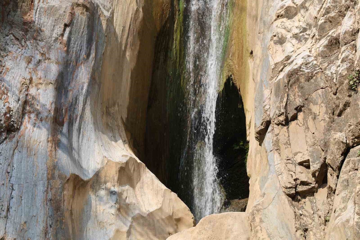 Kozan\'da Çocuklar Tehlikeli Kanalda Serinliyor