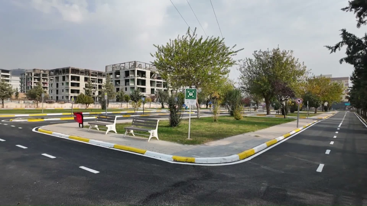 Adıyaman Belediyesi\'nden Trafik Parkı\'nda kapsamlı yeşil alan bakımı