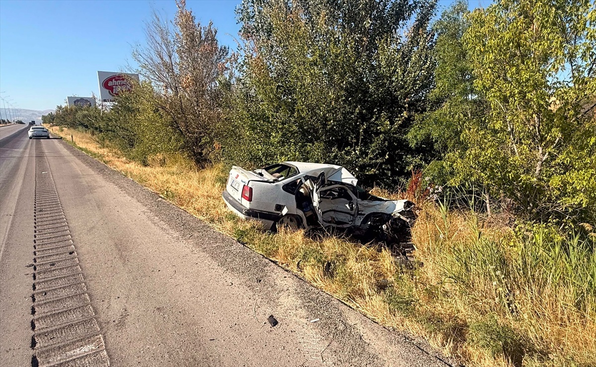 Afyonkarahisar\'da Trafik Kazası: 1 Ölü, 4 Yaralı