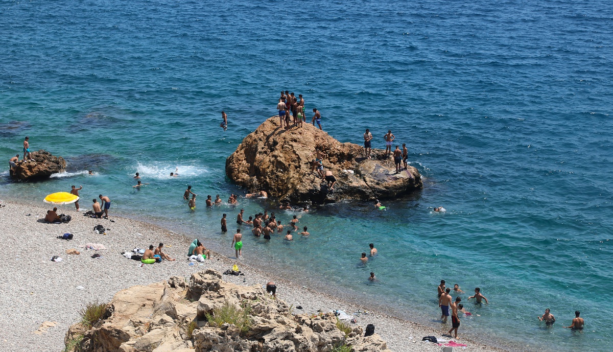 Antalya\'da Sıcak Hava Sahili Doldurdu