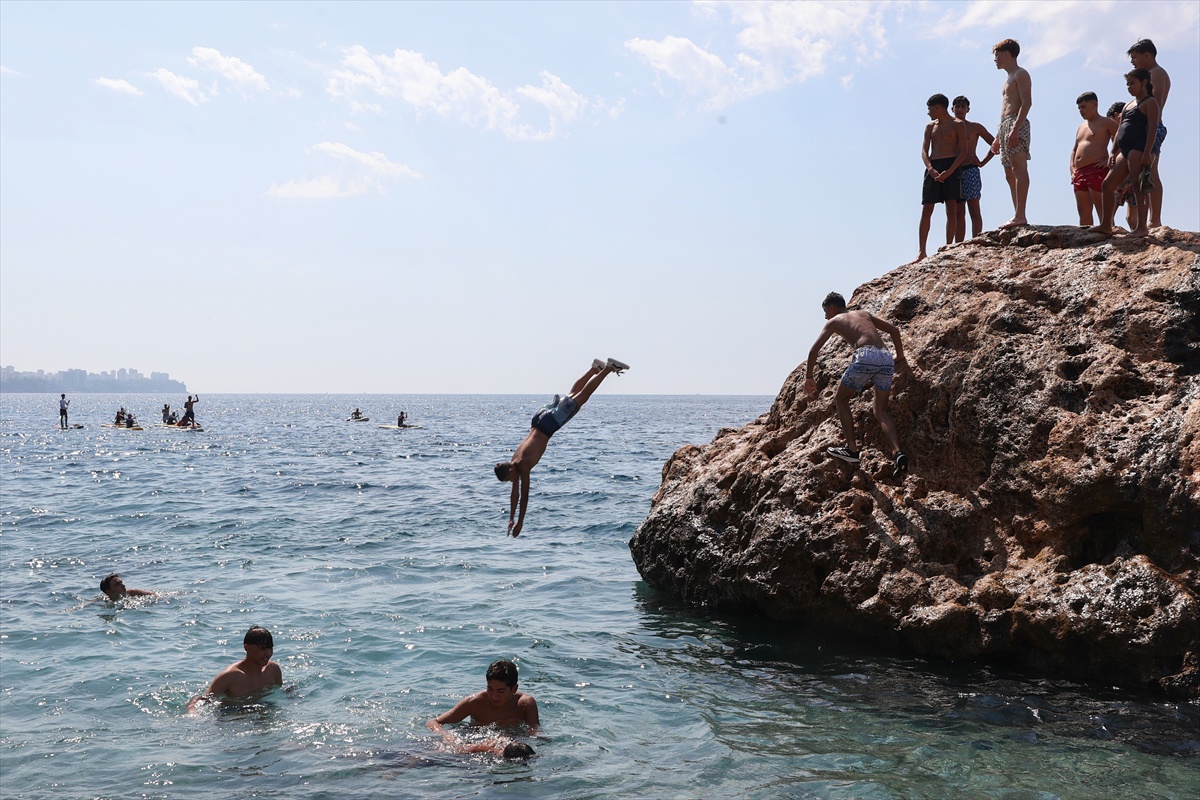 Antalya\'da Sıcak Havada Serinleme Arayışı