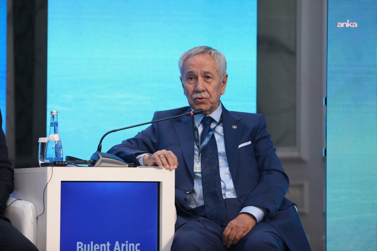 Bülent Arınç\'tan Davutoğlu\'nun partisini kapatmasına dikkat çeken yorum