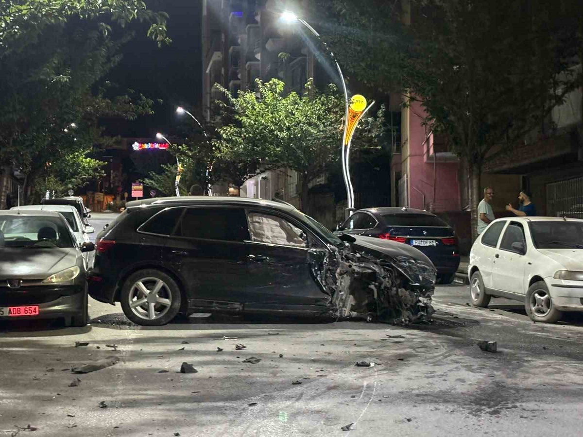 Bafra\'da Trafik Kazası: 6 Araç Hasar Gördü