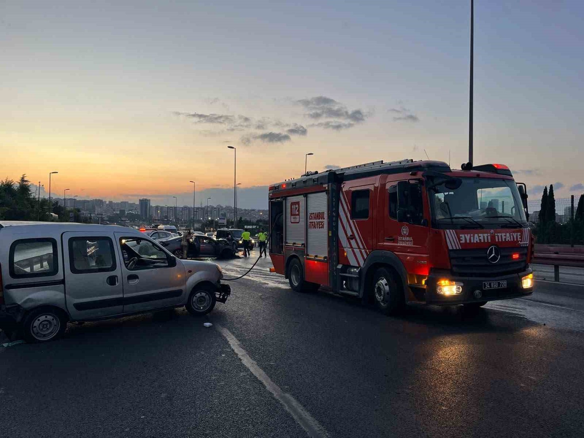 Bahçelievler\'de Kaza: Otomobil Yandı, Sürücüler Hastaneye Kaldırıldı