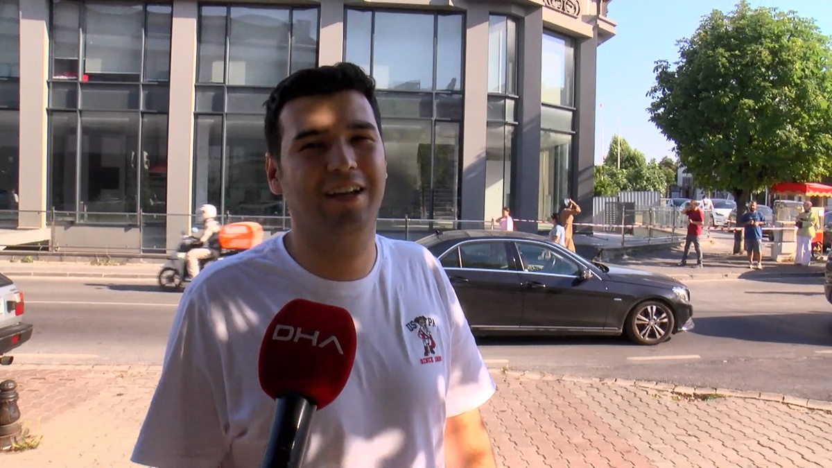 Bakırköy\'de Kaza: Araç Apartman Boşluğuna Düştü