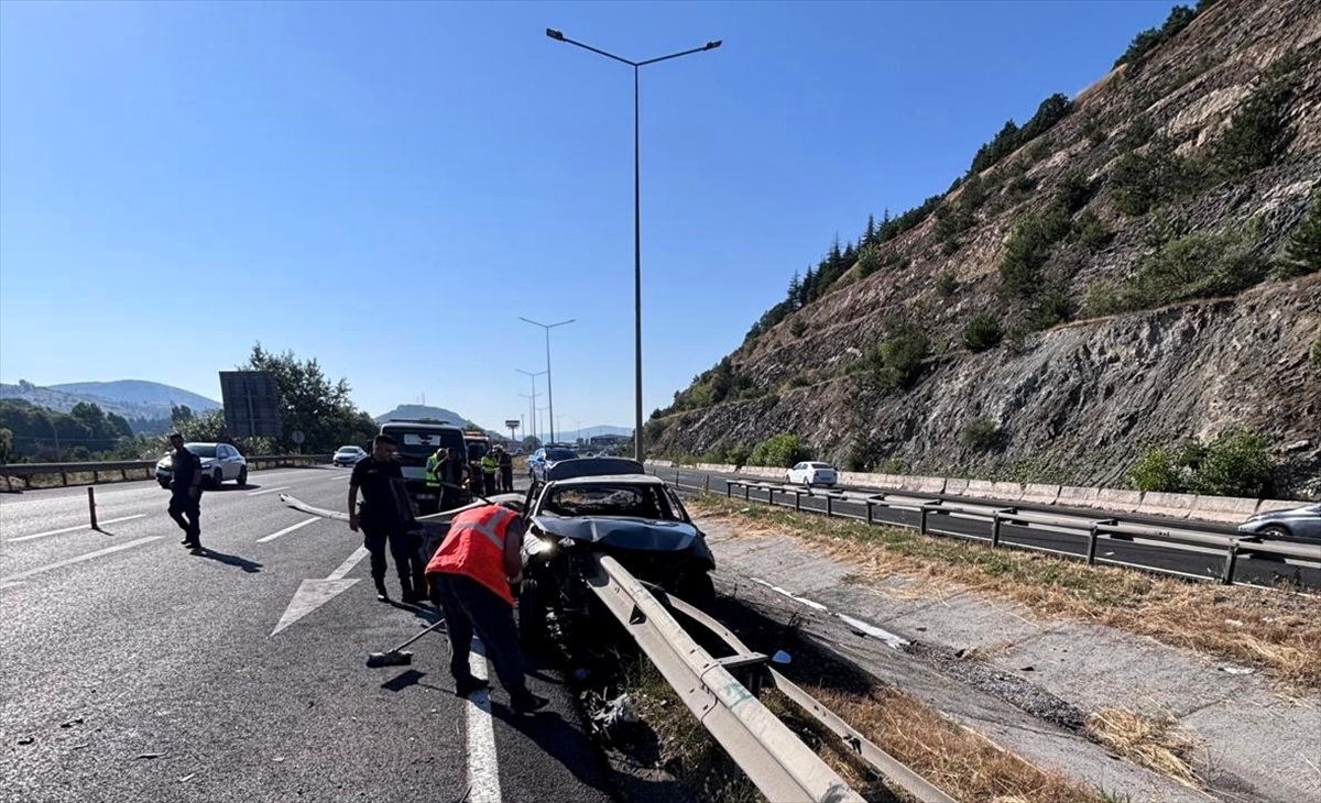 Bozüyük\'te Otomobil Yangını: 3 Yaralı