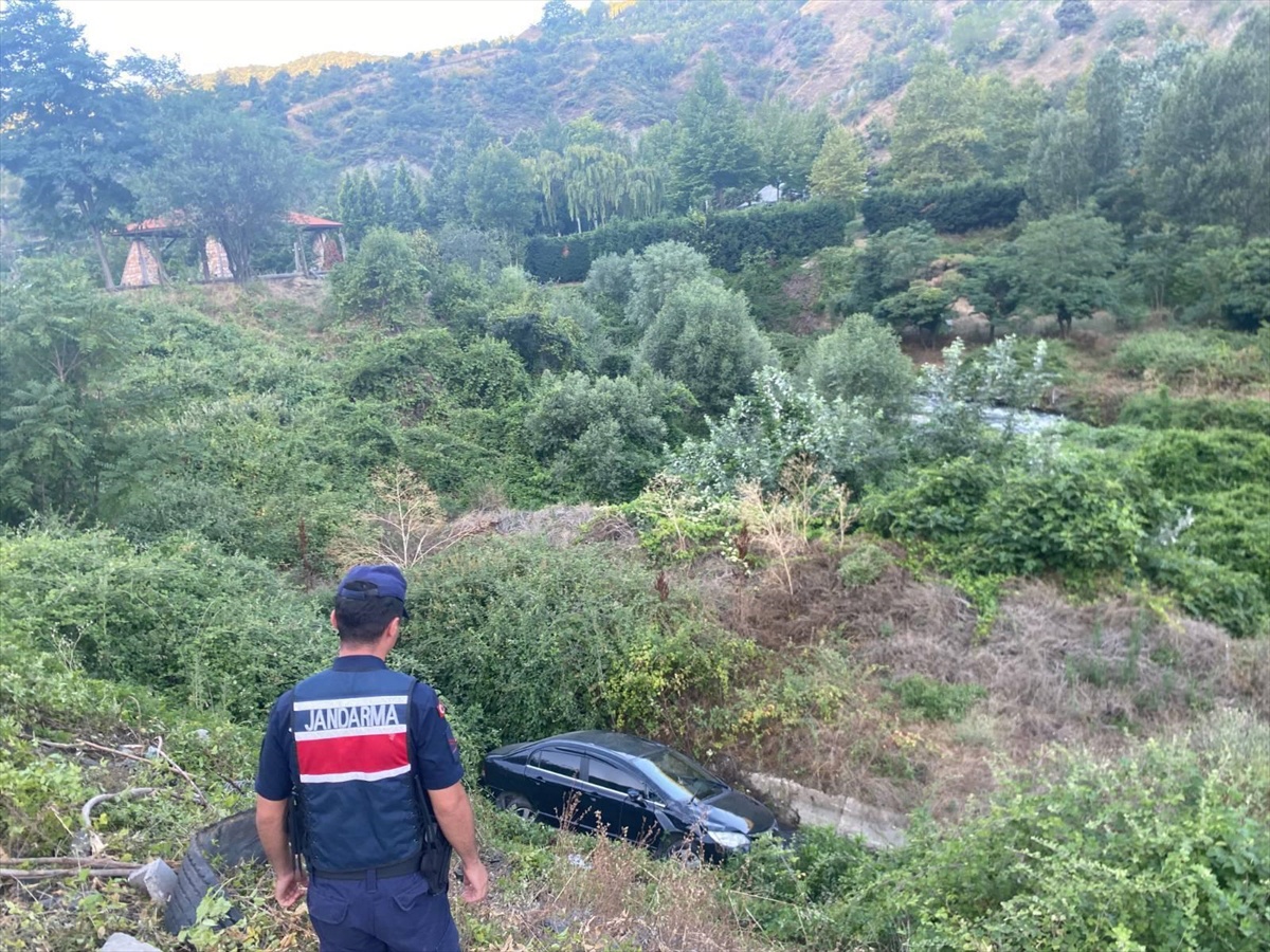 Bilecik\'te Otomobil Devrildi: Sürücü Yaralı