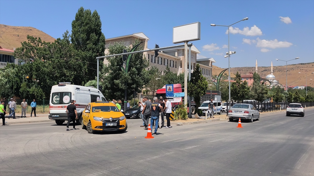 Bingöl\'de Taksi ile Otomobil Çarpıştı