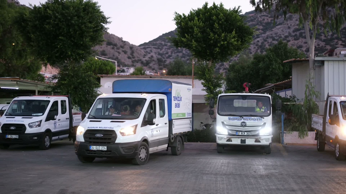 Bodrum Belediyesi\'nin Mobil Temizlik Ekibi sahada