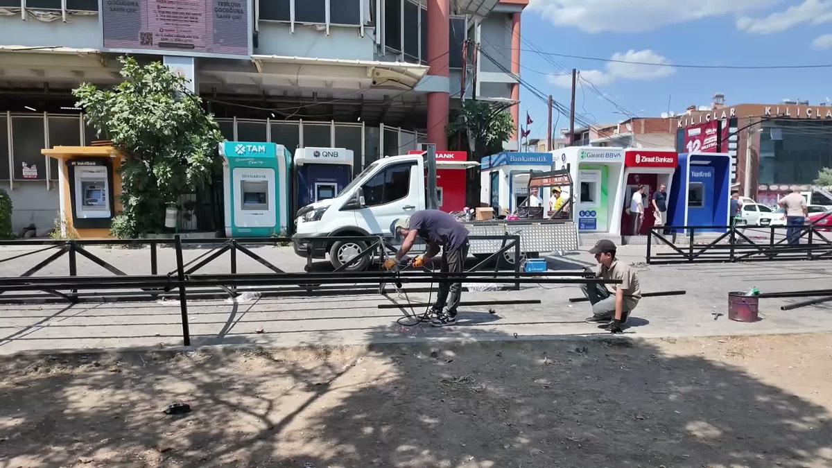 Bornova Belediyesi\'nden motokuryeler ve vatandaşlar için gölgelik uygulaması