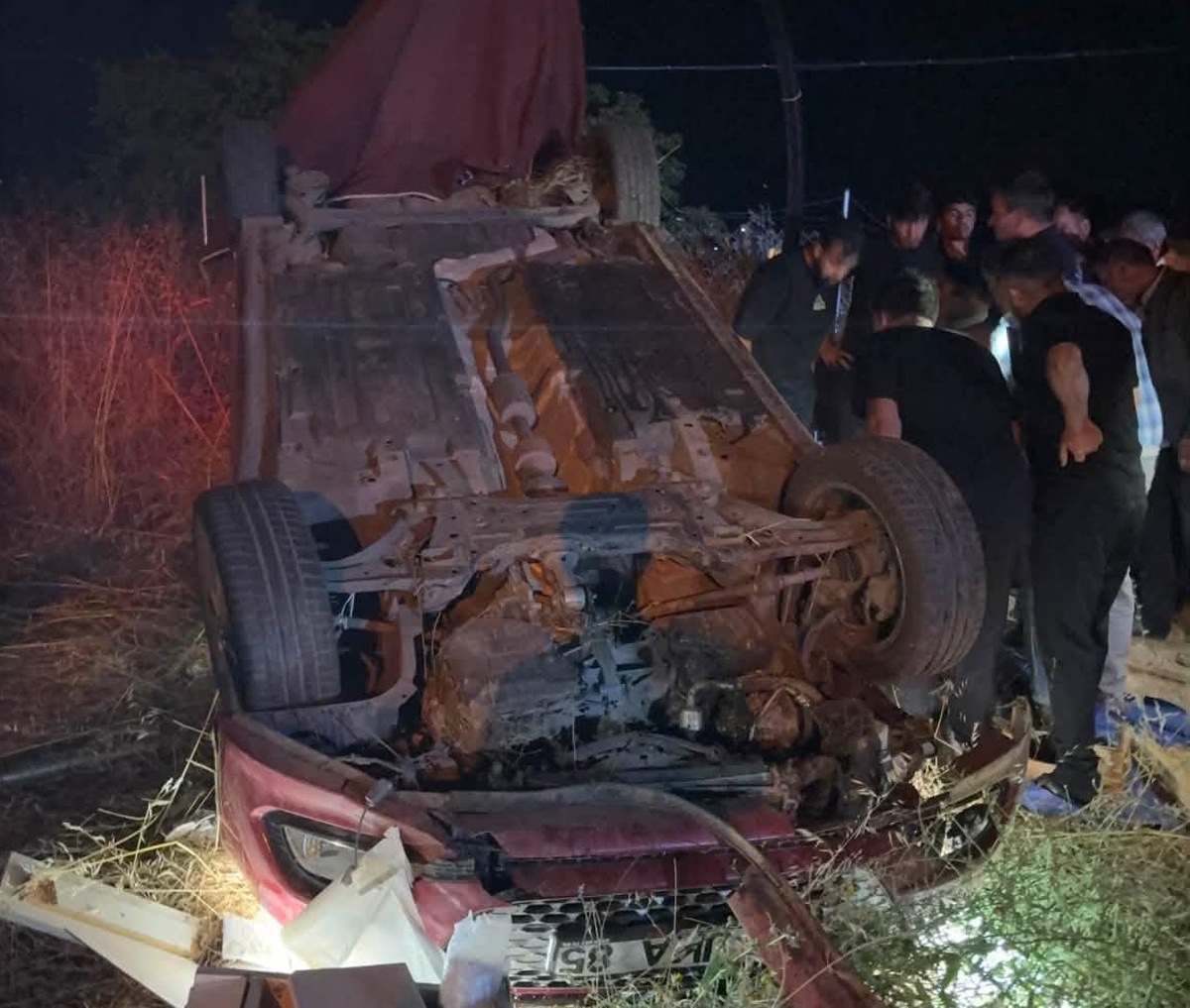 İnegöl\'de Şarampole Yuvarlanan Otomobilde 3 Yaralı