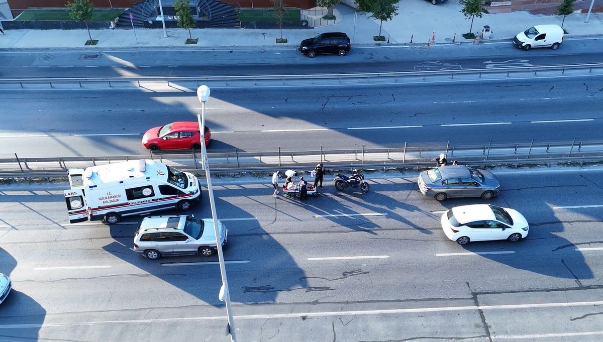 Büyükçekmece\'de Motosiklet Kazası, Trafik Kilitlendi