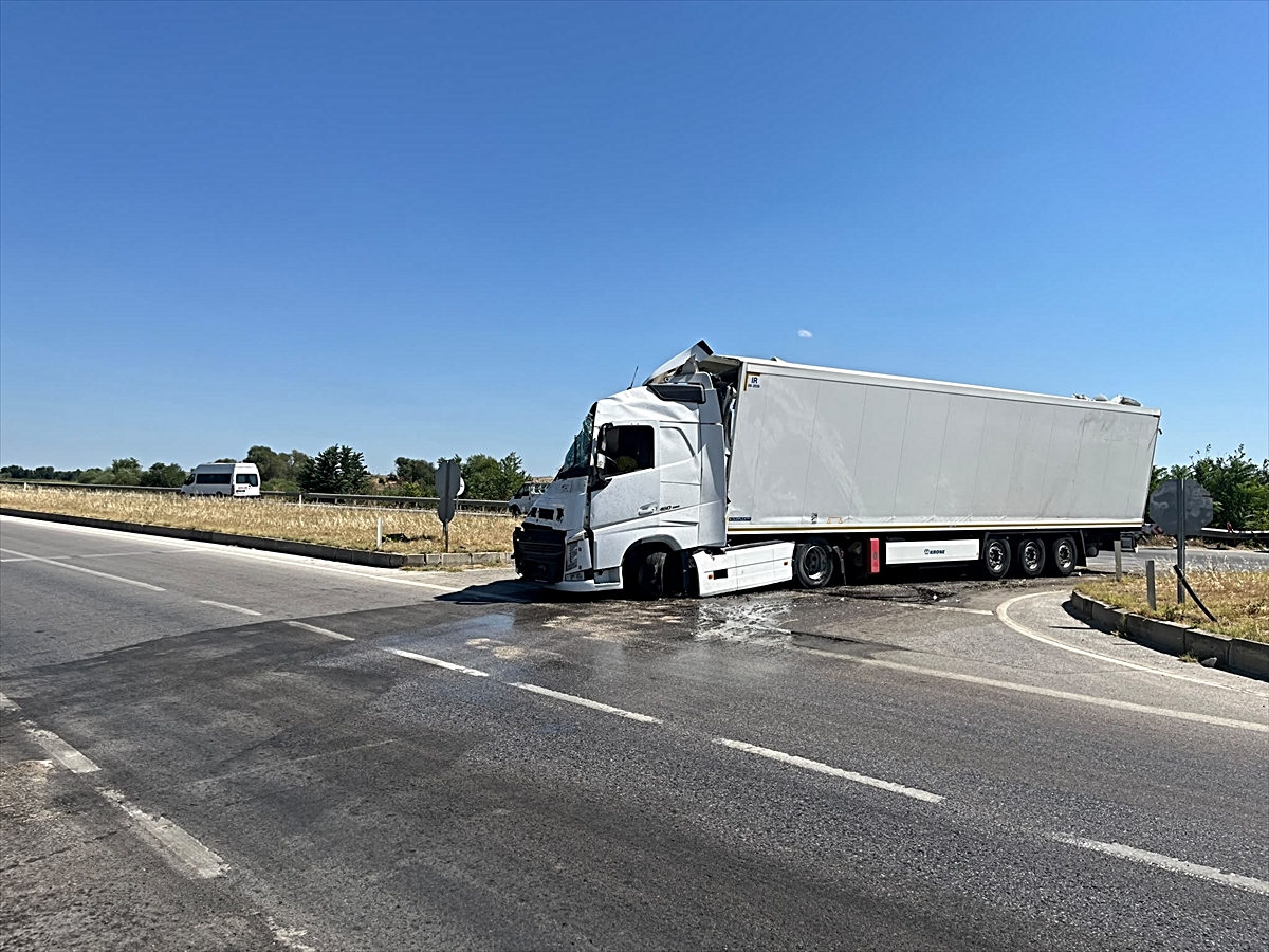 Edirne\'de Tır Devrildi, Yol Kapandı