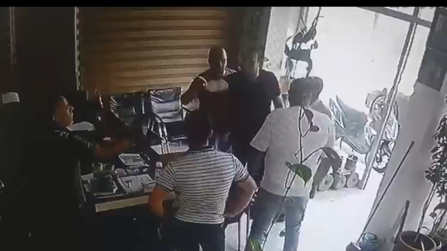 Eleştirilere tahammül edemeyen Kilis Belediye Başkanı muhtara saldırdı