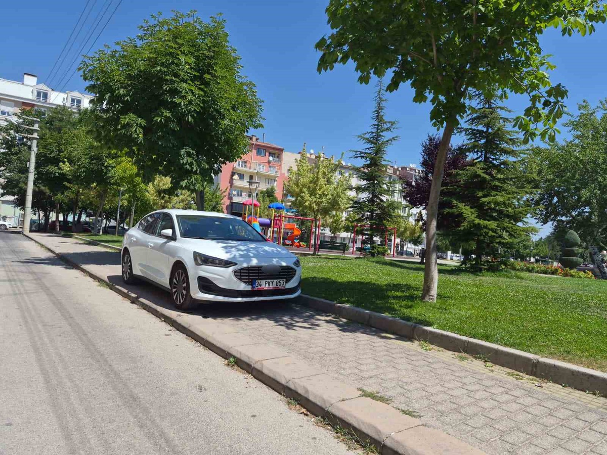 Kaldırıma Park Eden Araç Yayaları Zor Duruma Soktu