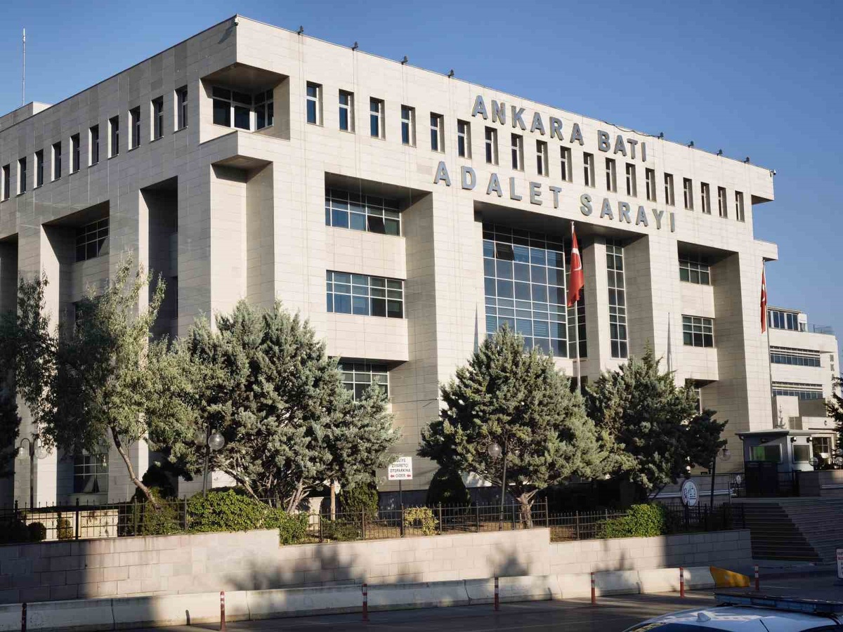 Etimesgut Belediyesi operasyonunda gözaltına alınanlar adliyeye sevk edildi