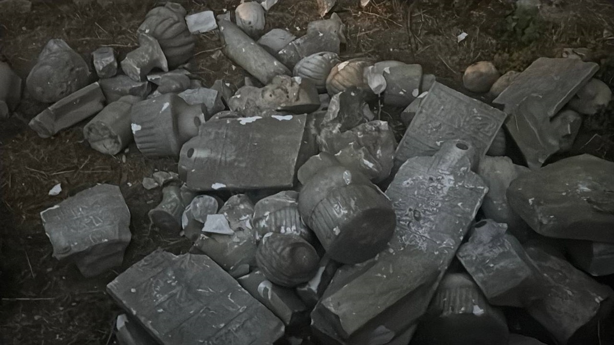 Fatih\'te Tarihi Mezalara Vandalizm